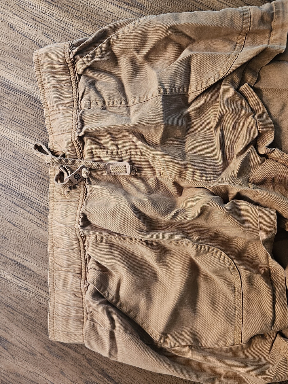 Casual Drawstring Waist Cargo Shorts in Light Brown
